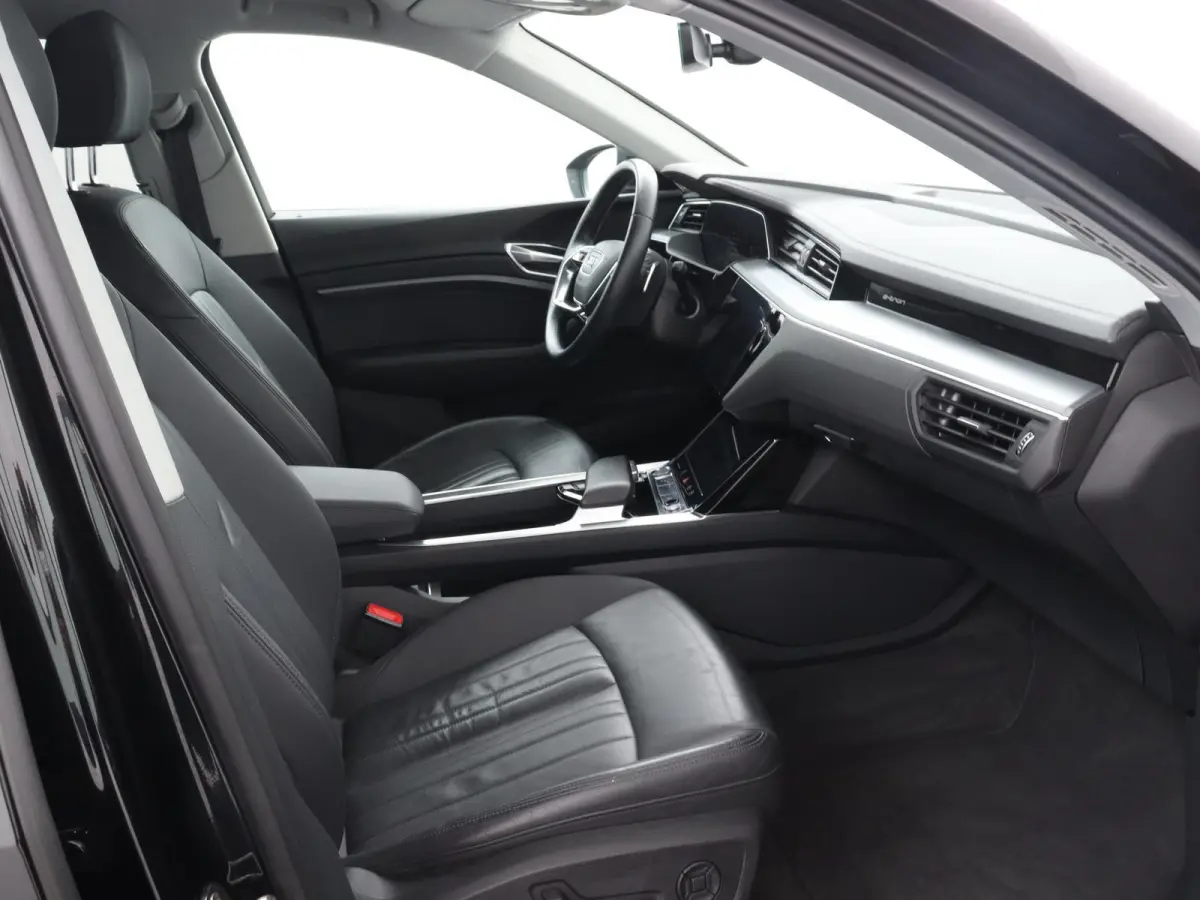 e-tron 55 quattro advanced 95 kWh 408 PK | Navigatie | Leder | Memory stoel | Lichtmetalen velgen | Adaptive cruise control | Camera | Parkeersensoren | Elektrische Kofferklep |