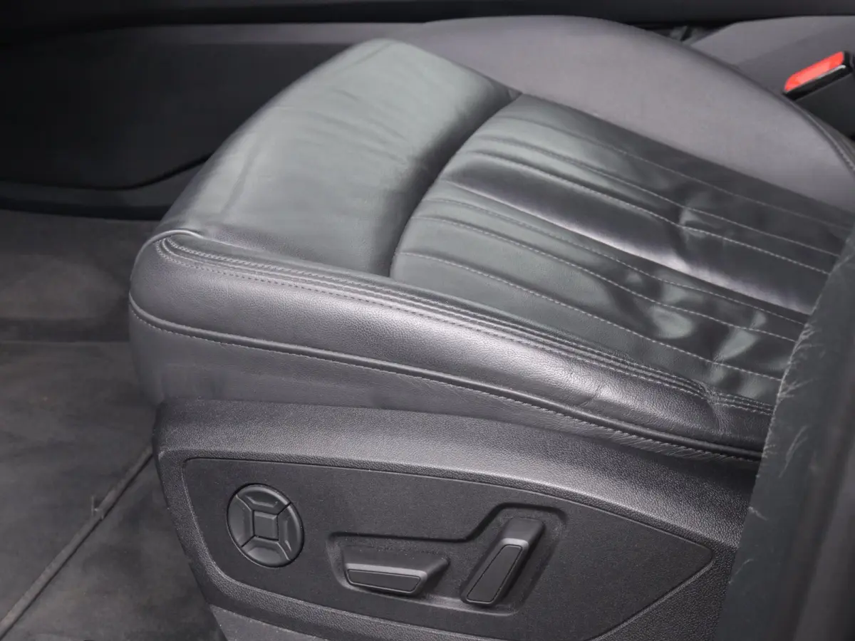 e-tron 55 quattro advanced 95 kWh 408 PK | Navigatie | Leder | Memory stoel | Lichtmetalen velgen | Adaptive cruise control | Camera | Parkeersensoren | Elektrische Kofferklep |