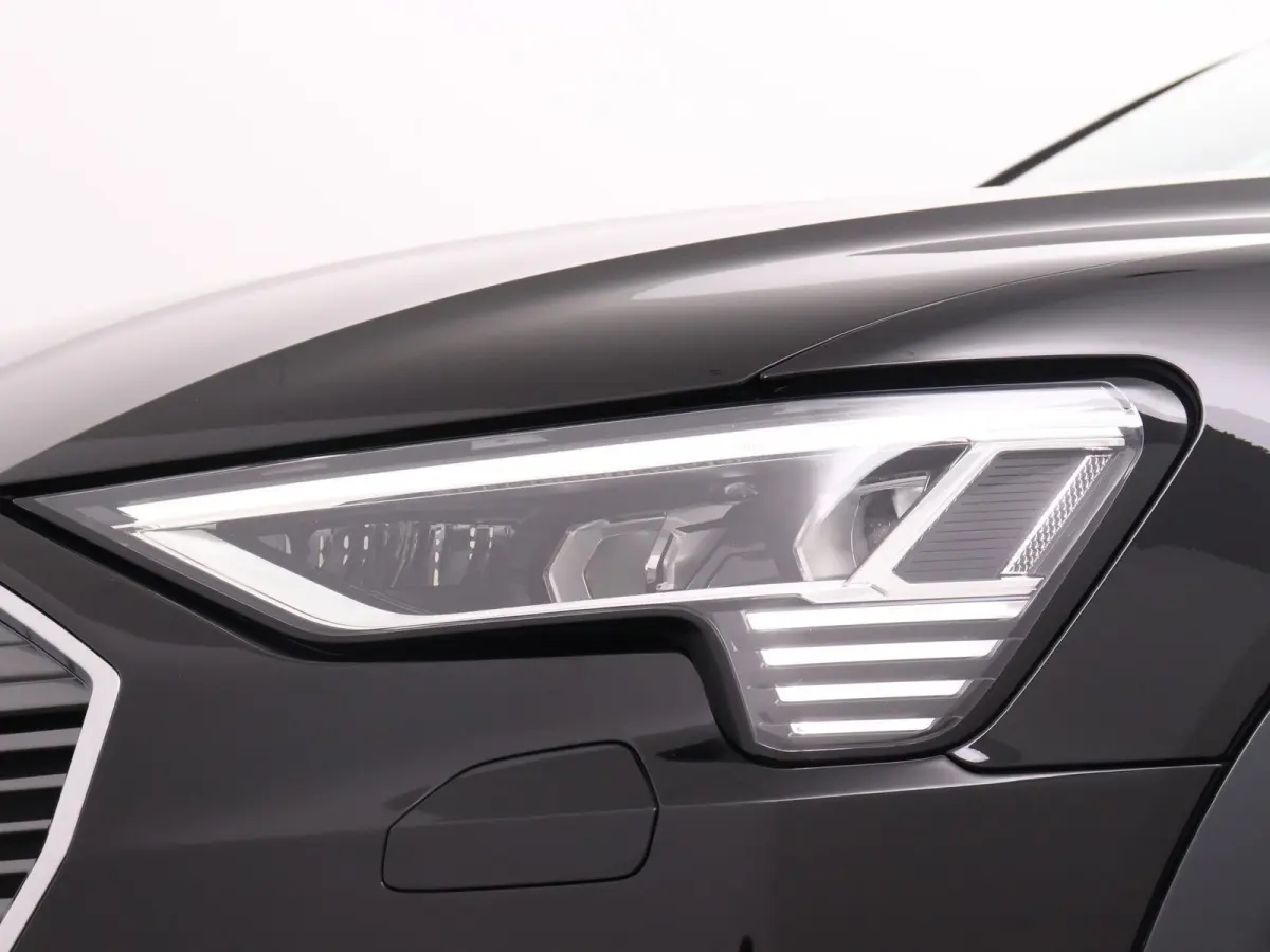 e-tron 55 quattro advanced 95 kWh 408 PK | Navigatie | Leder | Memory stoel | Lichtmetalen velgen | Adaptive cruise control | Camera | Parkeersensoren | Elektrische Kofferklep |