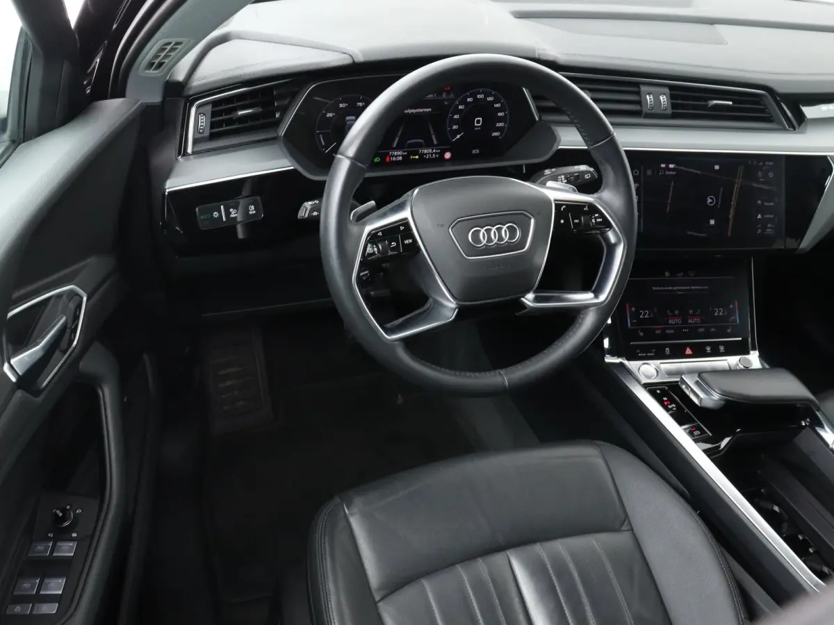 e-tron 55 quattro advanced 95 kWh 408 PK | Navigatie | Leder | Memory stoel | Lichtmetalen velgen | Adaptive cruise control | Camera | Parkeersensoren | Elektrische Kofferklep |