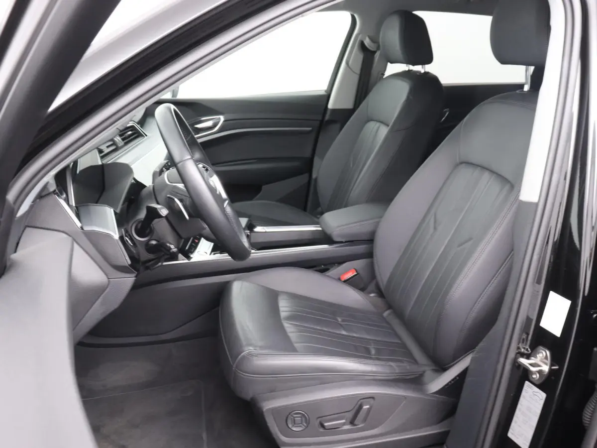 e-tron 55 quattro advanced 95 kWh 408 PK | Navigatie | Leder | Memory stoel | Lichtmetalen velgen | Adaptive cruise control | Camera | Parkeersensoren | Elektrische Kofferklep |