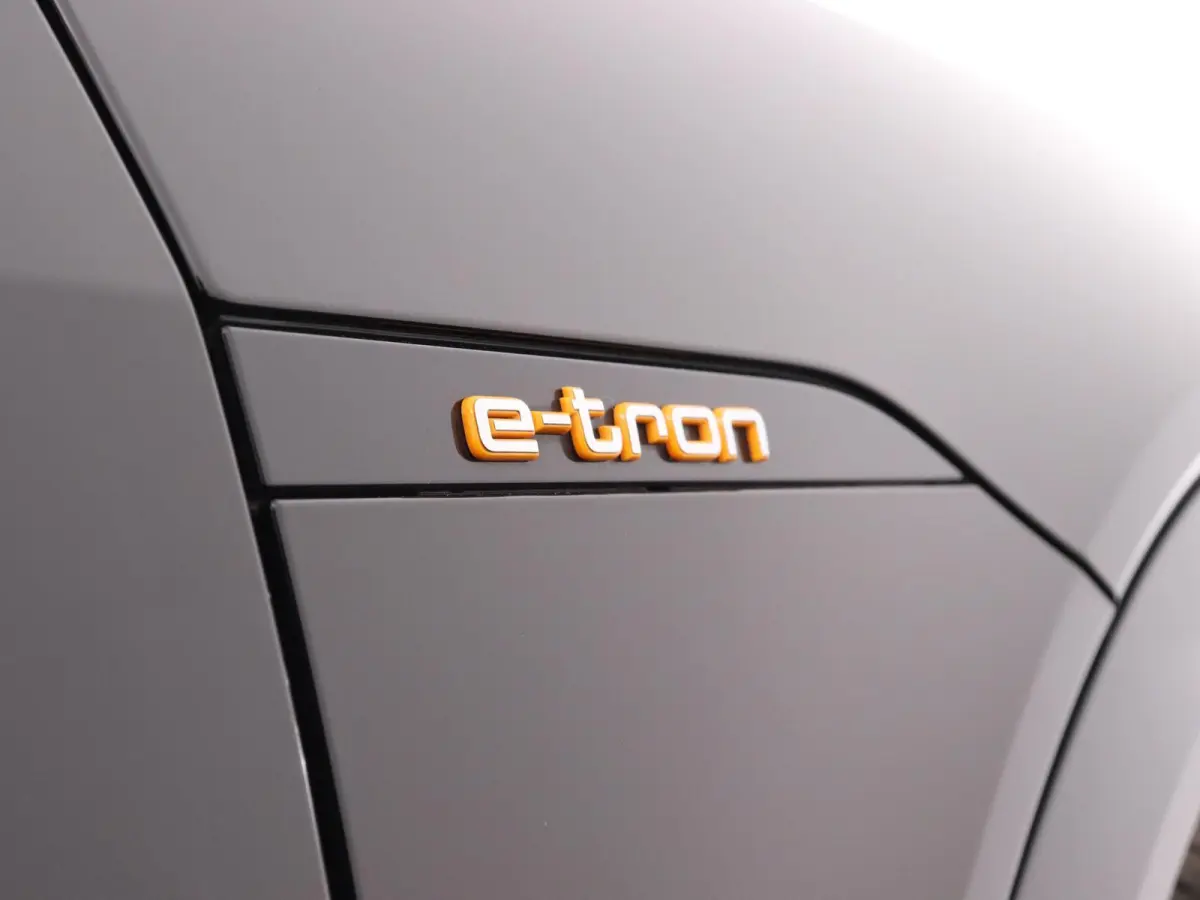 e-tron 55 quattro advanced 95 kWh 408 PK | Navigatie | Leder | Memory stoel | Lichtmetalen velgen | Adaptive cruise control | Camera | Parkeersensoren | Elektrische Kofferklep |