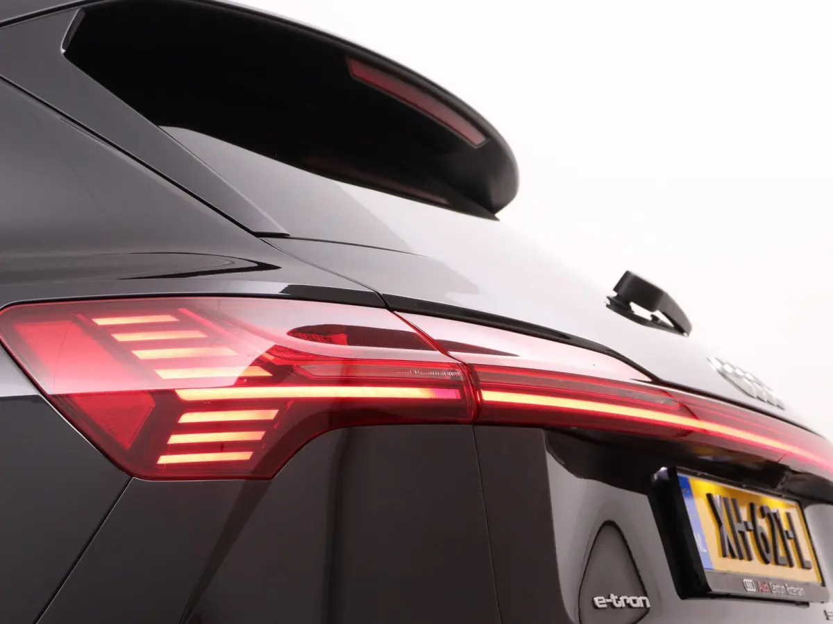 e-tron 55 quattro advanced 95 kWh 408 PK | Navigatie | Leder | Memory stoel | Lichtmetalen velgen | Adaptive cruise control | Camera | Parkeersensoren | Elektrische Kofferklep |