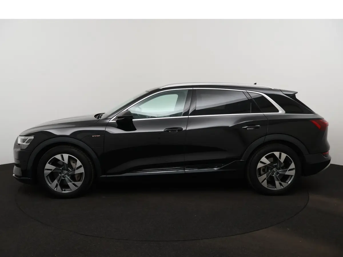 e-tron 55 quattro advanced 95 kWh 408 PK | Navigatie | Leder | Memory stoel | Lichtmetalen velgen | Adaptive cruise control | Camera | Parkeersensoren | Elektrische Kofferklep |