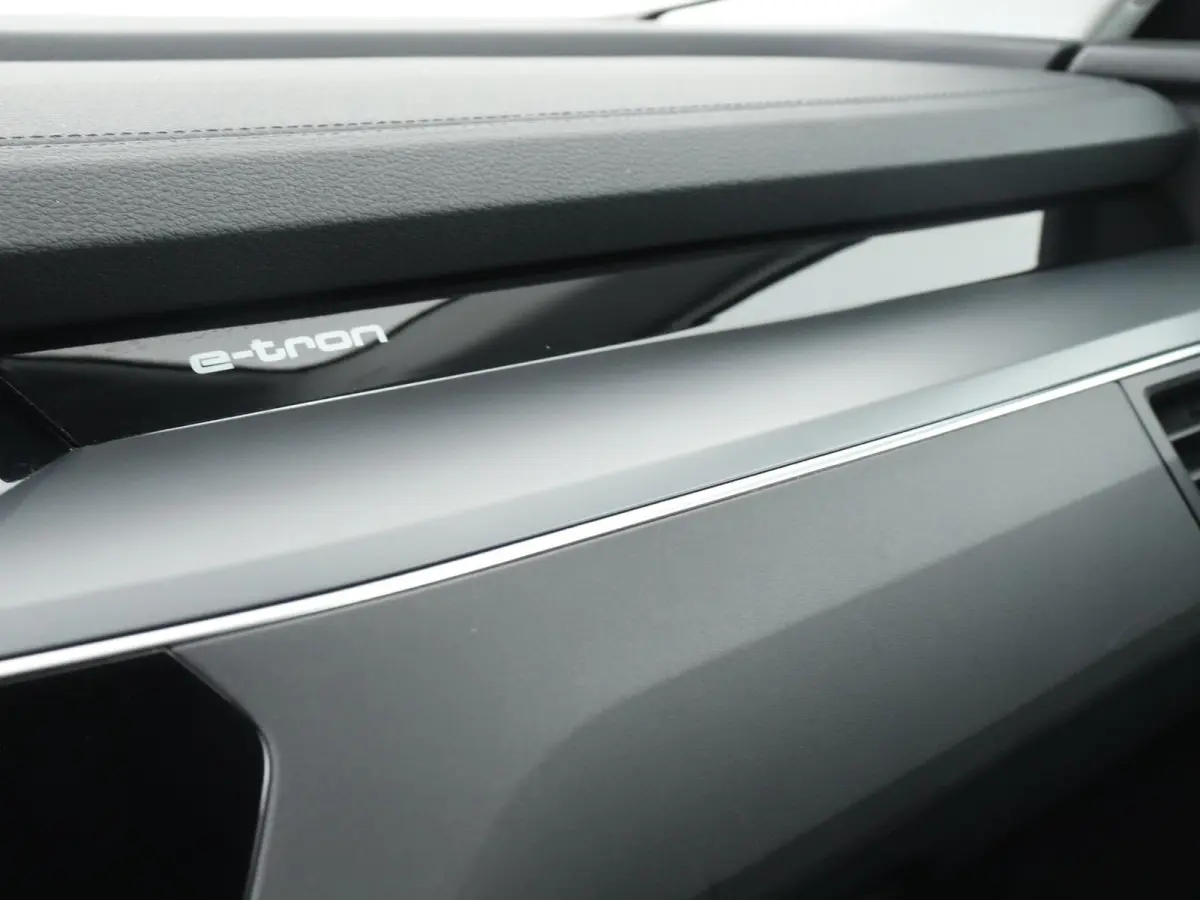 e-tron 55 quattro advanced 95 kWh 408 PK | Navigatie | Leder | Memory stoel | Lichtmetalen velgen | Adaptive cruise control | Camera | Parkeersensoren | Elektrische Kofferklep |