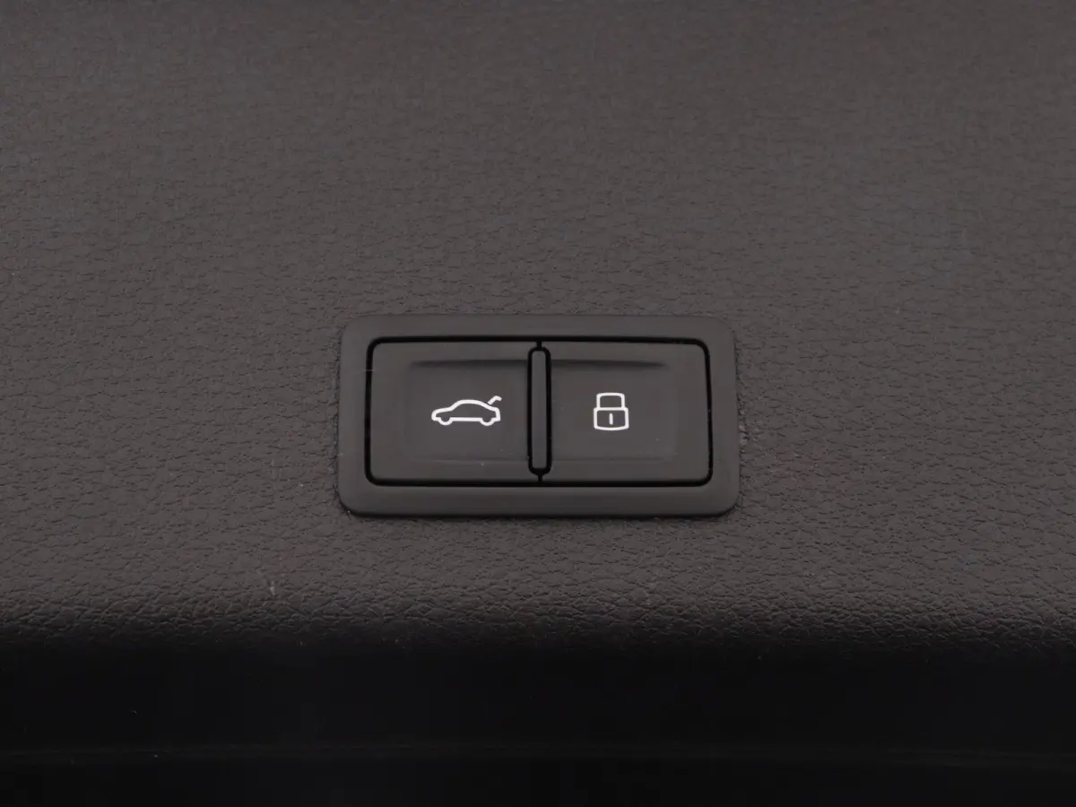 e-tron 55 quattro advanced 95 kWh 408 PK | Navigatie | Leder | Memory stoel | Lichtmetalen velgen | Adaptive cruise control | Camera | Parkeersensoren | Elektrische Kofferklep |