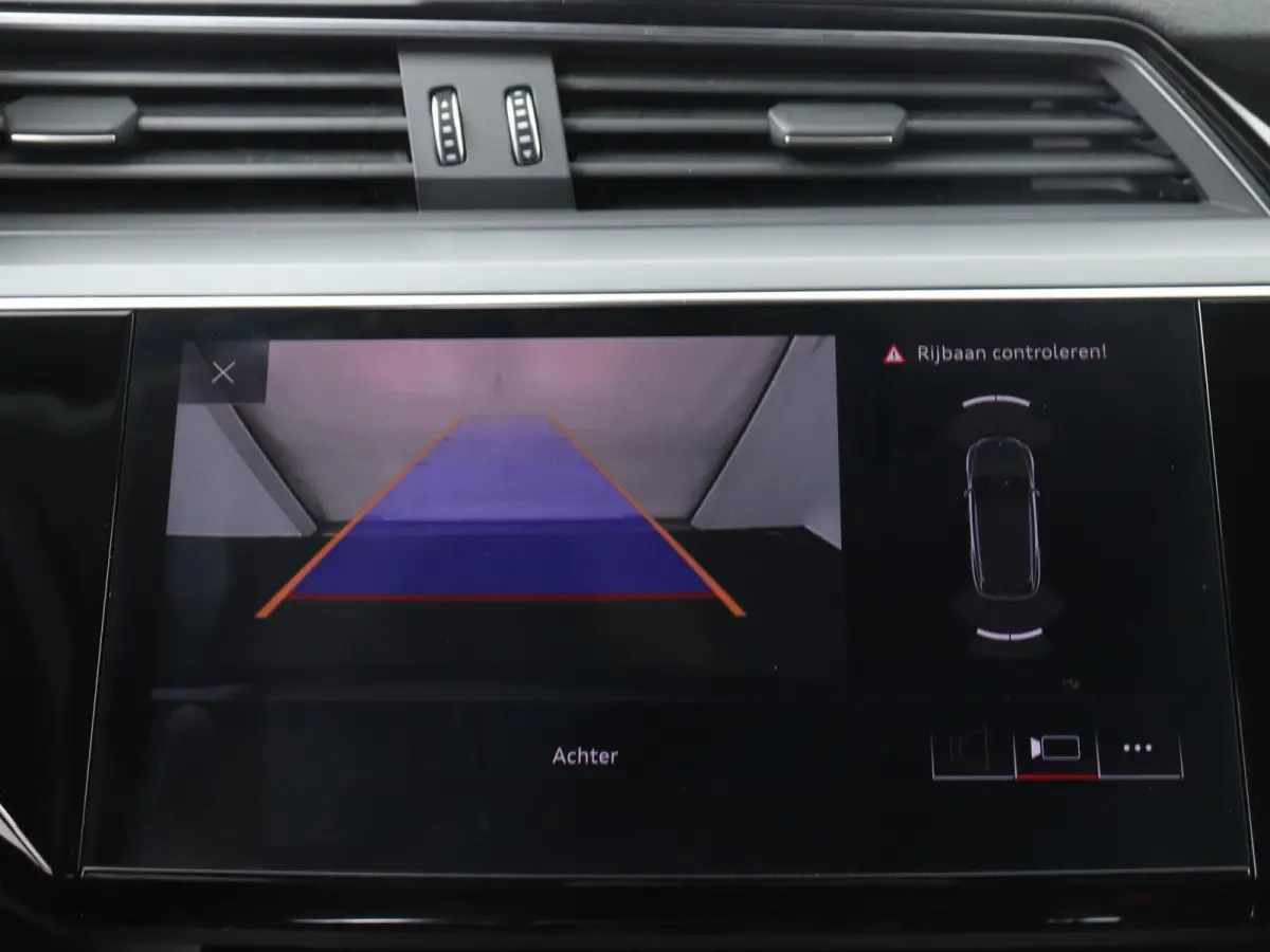 e-tron 55 quattro advanced 95 kWh 408 PK | Navigatie | Leder | Memory stoel | Lichtmetalen velgen | Adaptive cruise control | Camera | Parkeersensoren | Elektrische Kofferklep |