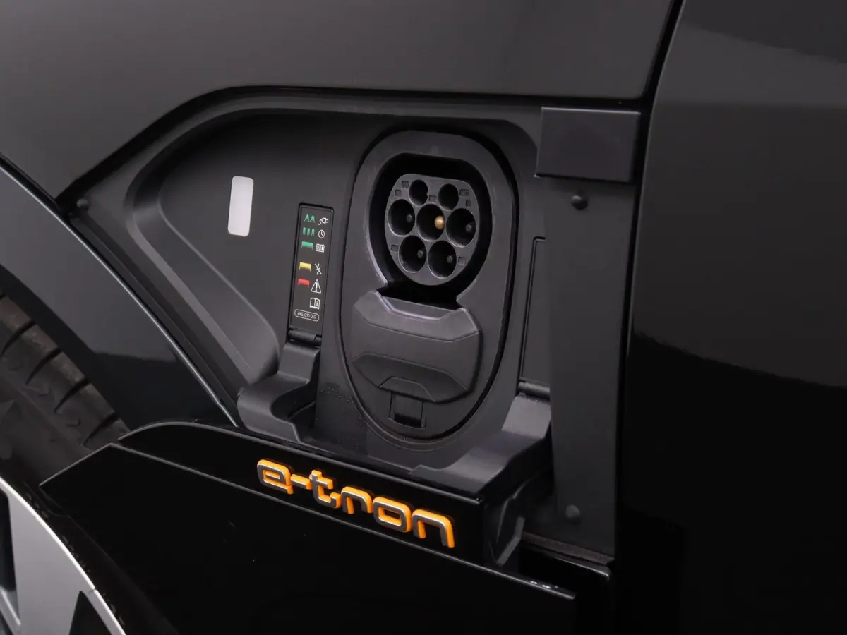 e-tron 55 quattro advanced 95 kWh 408 PK | Navigatie | Leder | Memory stoel | Lichtmetalen velgen | Adaptive cruise control | Camera | Parkeersensoren | Elektrische Kofferklep |