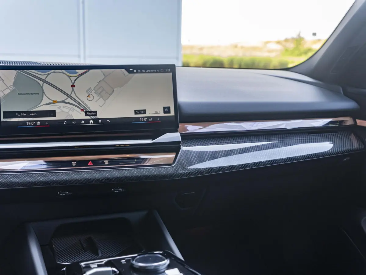 530e | M Sportpakket Pro | Comfort Access | Driving Assistant Professional | 20 inch | Panoramadak | Harman Kardon | Stuurwielrand verwarmd | Trekhaak