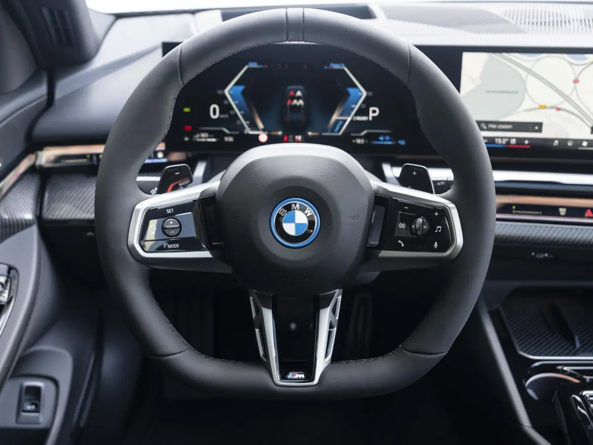 530e | M Sportpakket Pro | Comfort Access | Driving Assistant Professional | 20 inch | Panoramadak | Harman Kardon | Stuurwielrand verwarmd | Trekhaak