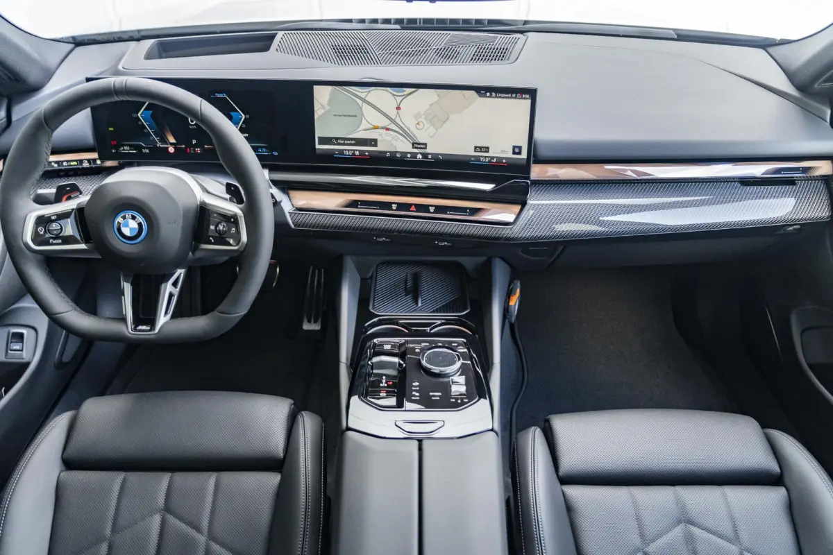 530e | M Sportpakket Pro | Comfort Access | Driving Assistant Professional | 20 inch | Panoramadak | Harman Kardon | Stuurwielrand verwarmd | Trekhaak