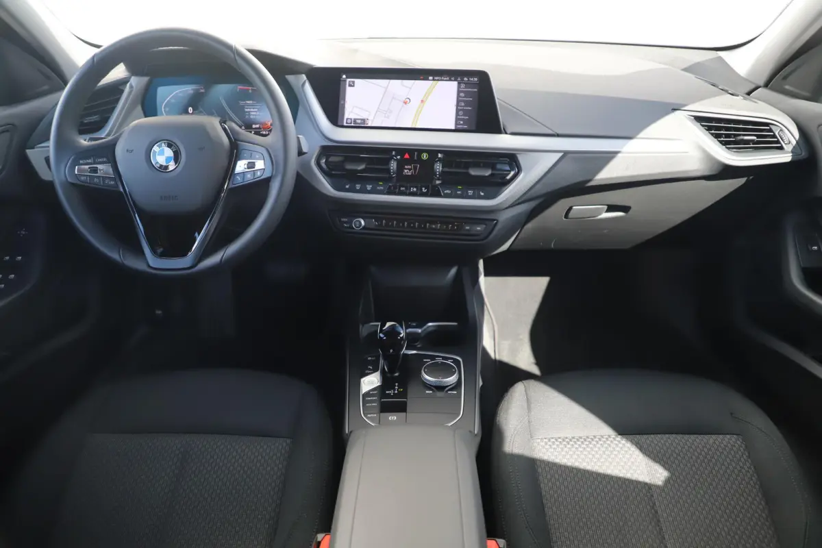 118i 136PK Automaat Navigatie Carplay Android Stoelverwarming 17 inch LMV Cruise Parkeersensor LED