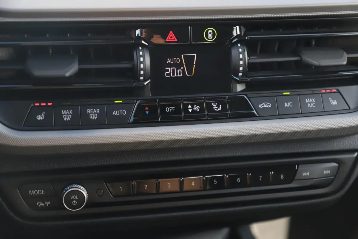 118i 136PK Automaat Navigatie Carplay Android Stoelverwarming 17 inch LMV Cruise Parkeersensor LED