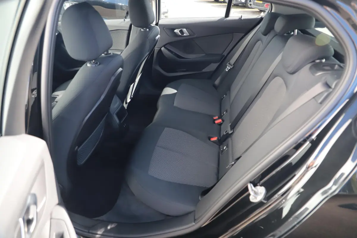 118i 136PK Automaat Navigatie Carplay Android Stoelverwarming 17 inch LMV Cruise Parkeersensor LED