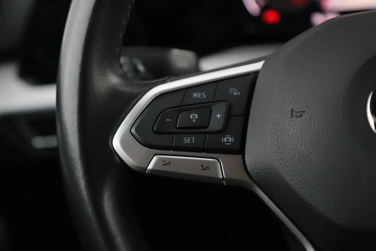 1.0 TSI Life 18 inch R-Line Look Velgen Virtual Cockpit Navigatie Sfeerverlichting Carplay Android Adaptive Cruise Parkeersensor