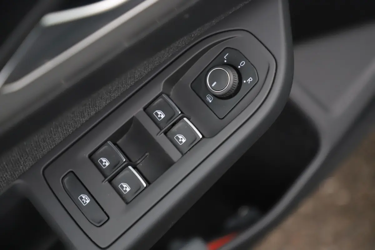 1.0 TSI Life 18 inch R-Line Look Velgen Virtual Cockpit Navigatie Sfeerverlichting Carplay Android Adaptive Cruise Parkeersensor