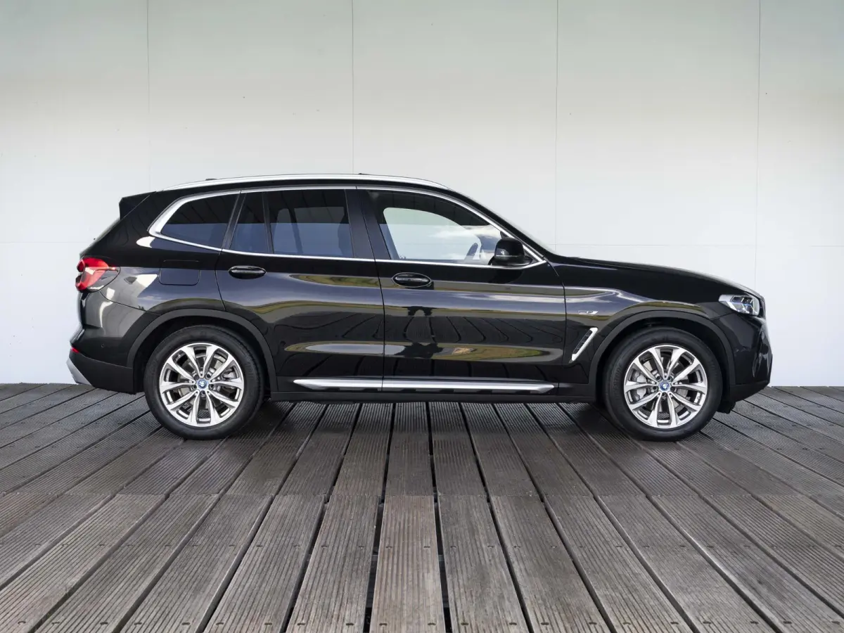 xDrive30e | High Executive | 19 inch | Comfort Access | Panoramadak | Driving Assistant | BMW Laserlight | Head Up Display | HIFI