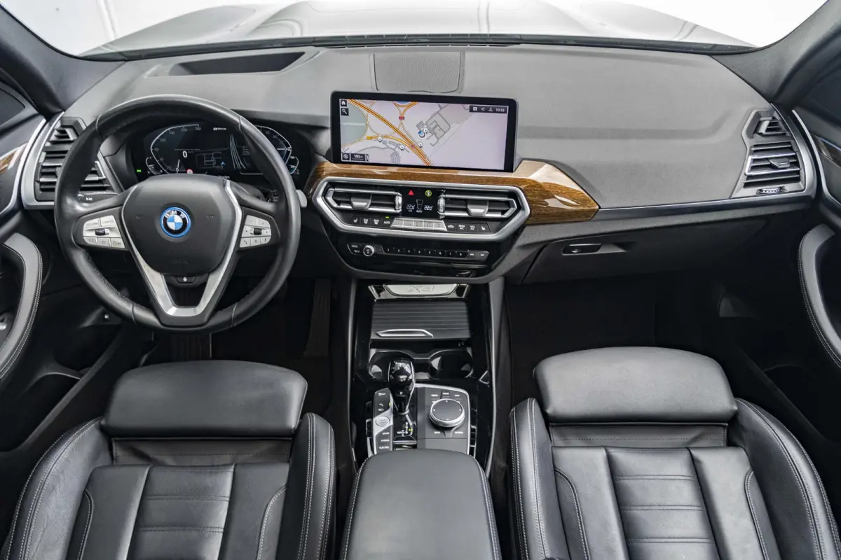 xDrive30e | High Executive | 19 inch | Comfort Access | Panoramadak | Driving Assistant | BMW Laserlight | Head Up Display | HIFI