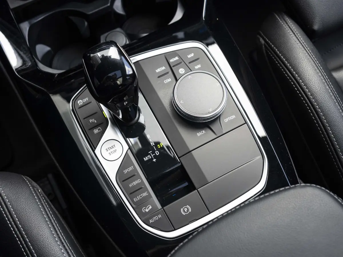 xDrive30e | High Executive | 19 inch | Comfort Access | Panoramadak | Driving Assistant | BMW Laserlight | Head Up Display | HIFI