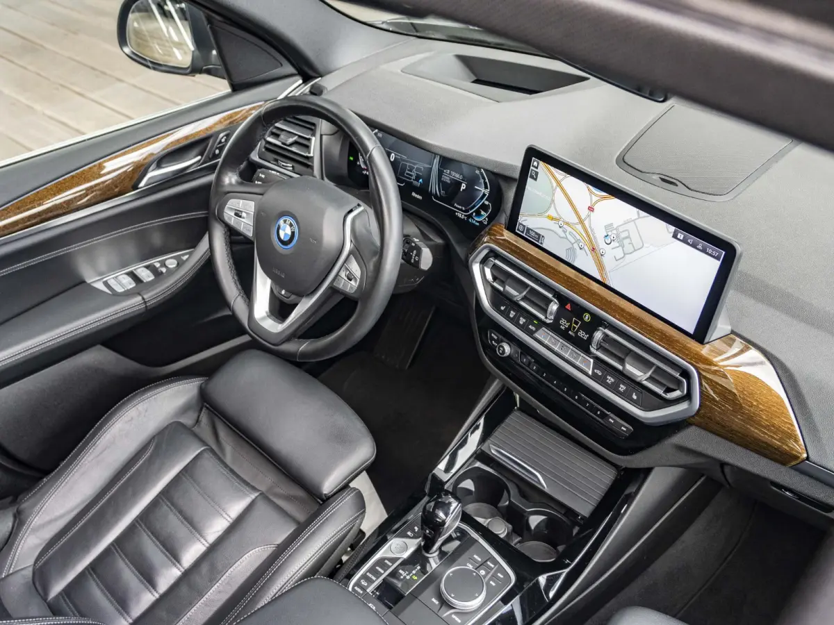 xDrive30e | High Executive | 19 inch | Comfort Access | Panoramadak | Driving Assistant | BMW Laserlight | Head Up Display | HIFI