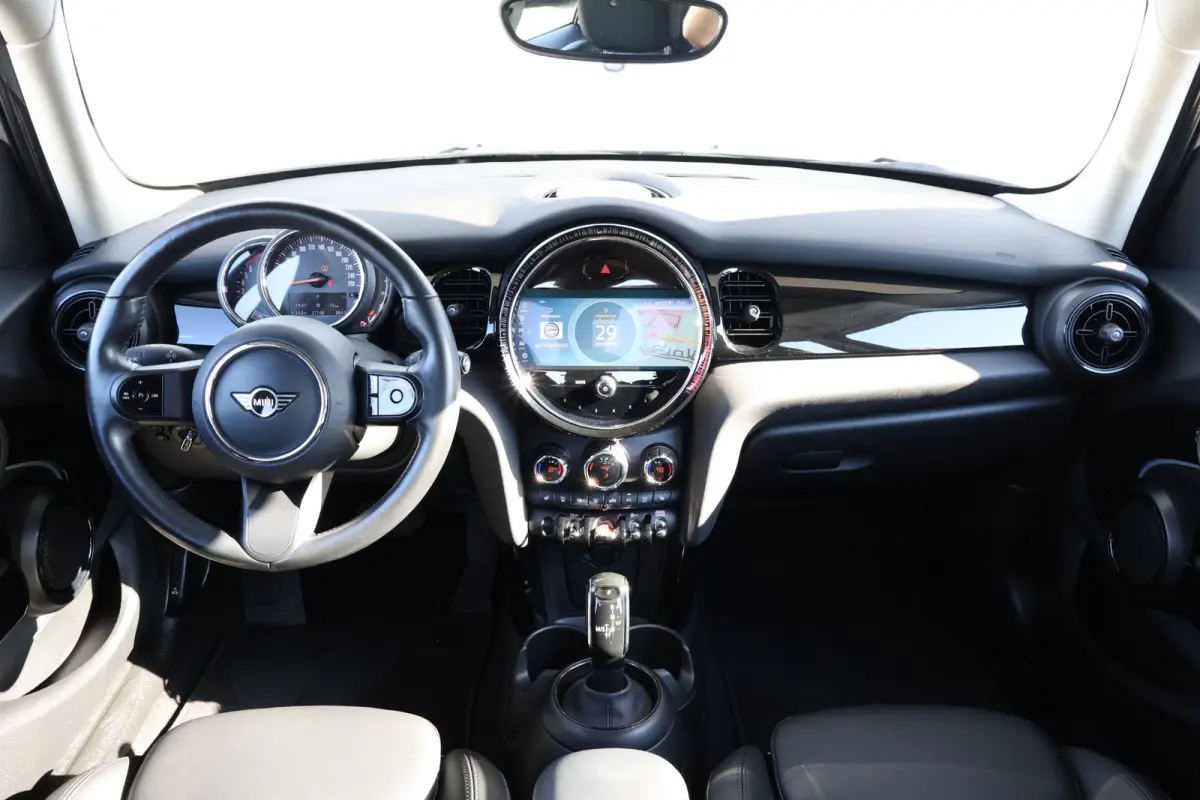 1.5 Cooper Business Edition | 16" Victory Spoke black | Classic Uitvoering | Comfort Plus Pakket | Connected Navigation Pakket | Rooftop Grey NEXT