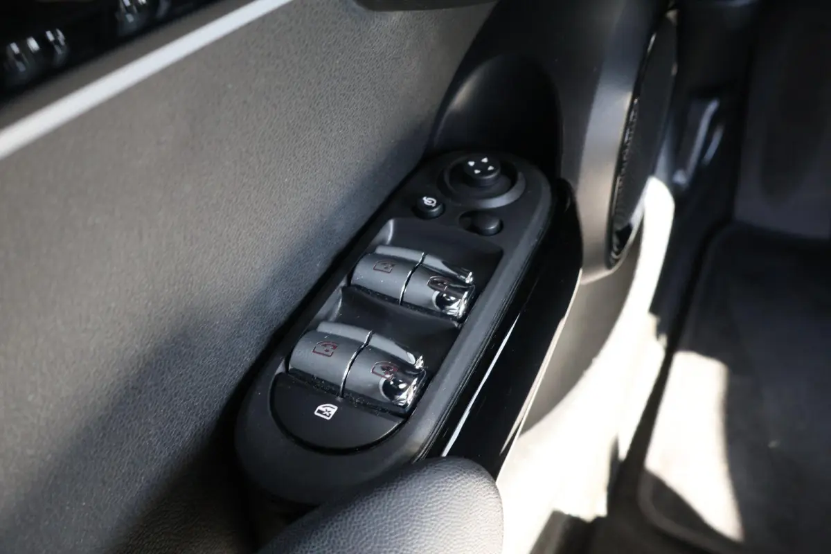 1.5 Cooper Business Edition | 16" Victory Spoke black | Classic Uitvoering | Comfort Plus Pakket | Connected Navigation Pakket | Rooftop Grey NEXT