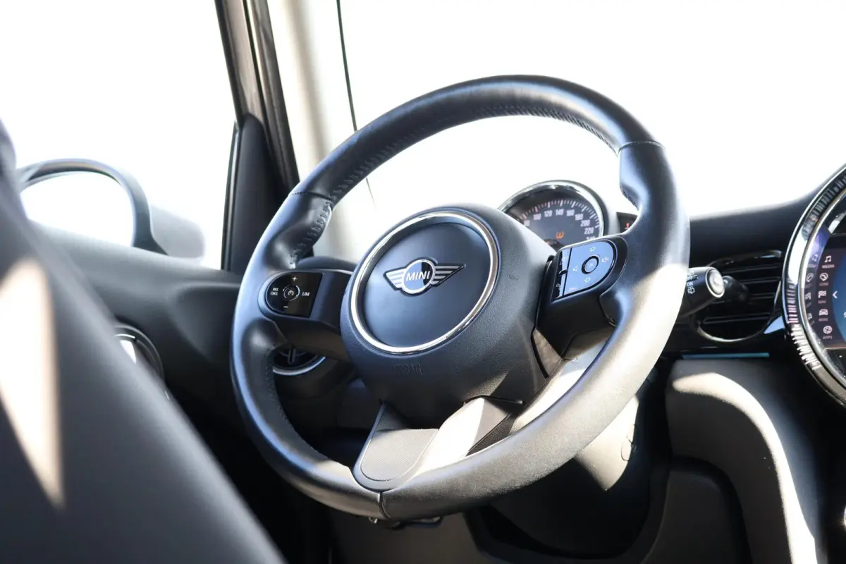1.5 Cooper Business Edition | 16" Victory Spoke black | Classic Uitvoering | Comfort Plus Pakket | Connected Navigation Pakket | Rooftop Grey NEXT