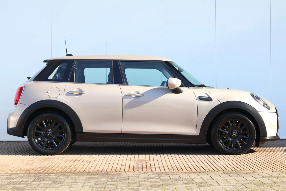 1.5 Cooper Business Edition | 16" Victory Spoke black | Classic Uitvoering | Comfort Plus Pakket | Connected Navigation Pakket | Rooftop Grey NEXT