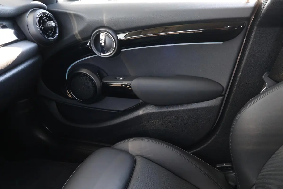 1.5 Cooper Business Edition | 16" Victory Spoke black | Classic Uitvoering | Comfort Plus Pakket | Connected Navigation Pakket | Rooftop Grey NEXT