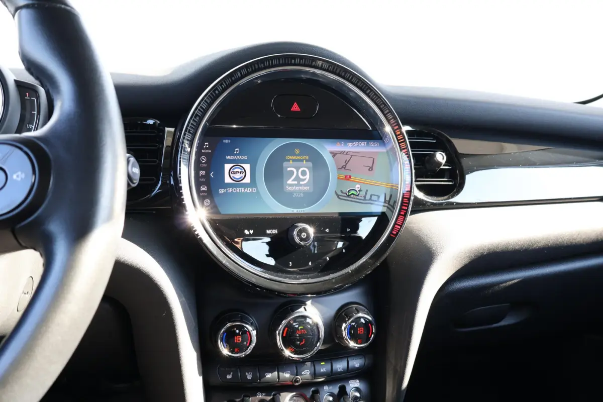 1.5 Cooper Business Edition | 16" Victory Spoke black | Classic Uitvoering | Comfort Plus Pakket | Connected Navigation Pakket | Rooftop Grey NEXT