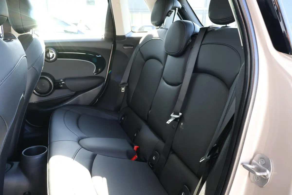 1.5 Cooper Business Edition | 16" Victory Spoke black | Classic Uitvoering | Comfort Plus Pakket | Connected Navigation Pakket | Rooftop Grey NEXT