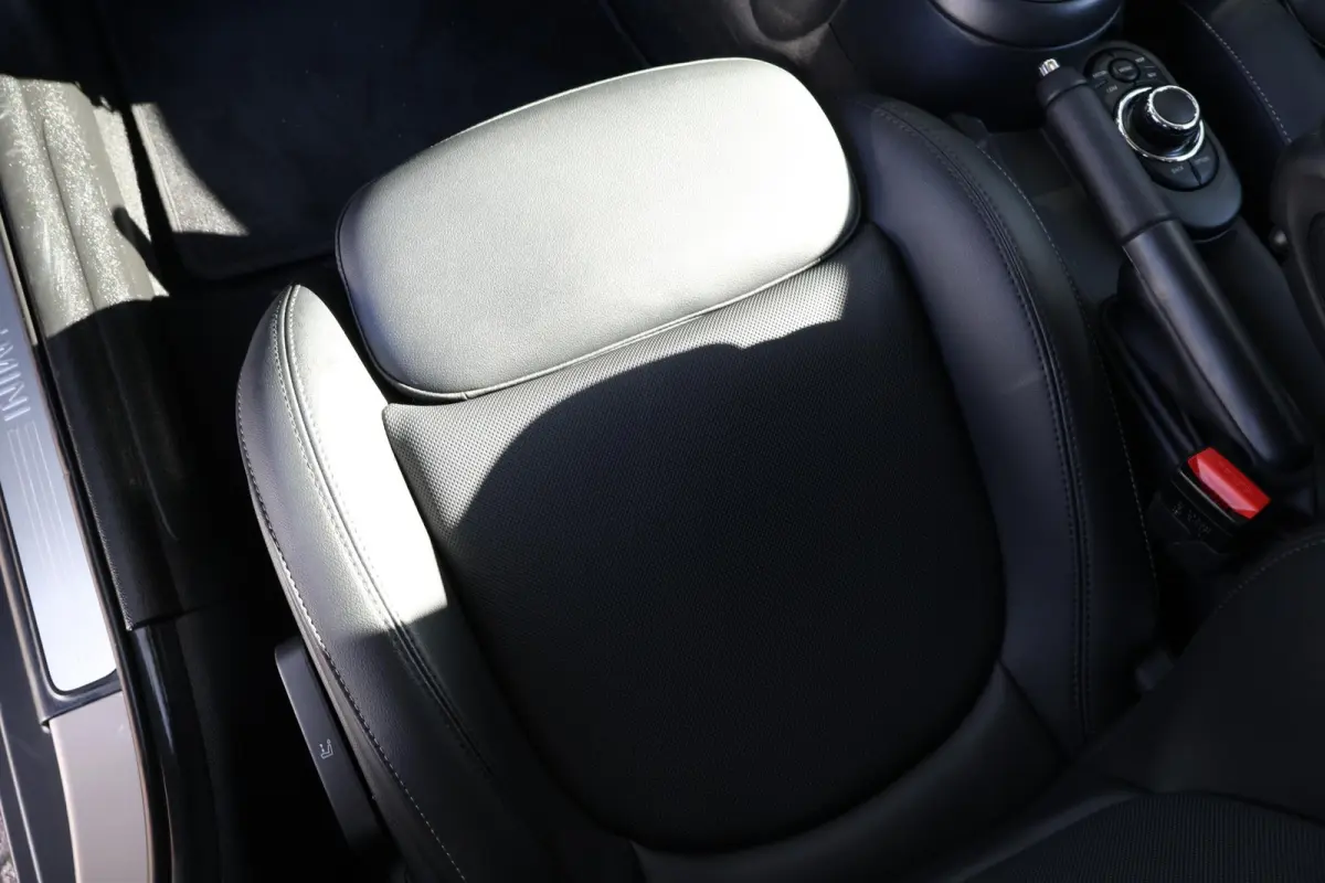 1.5 Cooper Business Edition | 16" Victory Spoke black | Classic Uitvoering | Comfort Plus Pakket | Connected Navigation Pakket | Rooftop Grey NEXT