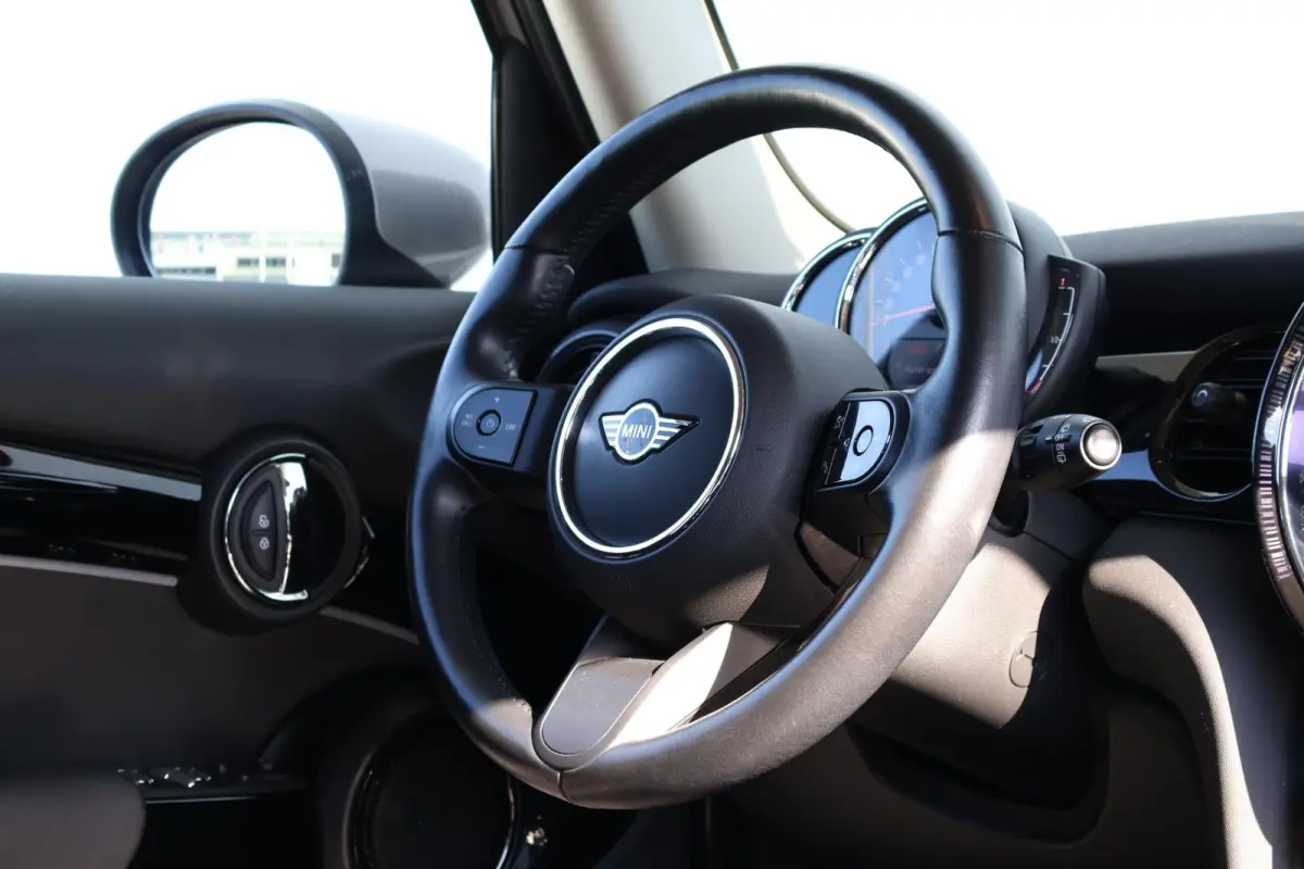 1.5 Cooper Business Edition | 16" Victory Spoke black | Classic Uitvoering | Comfort Plus Pakket | Connected Navigation Pakket | Rooftop Grey NEXT