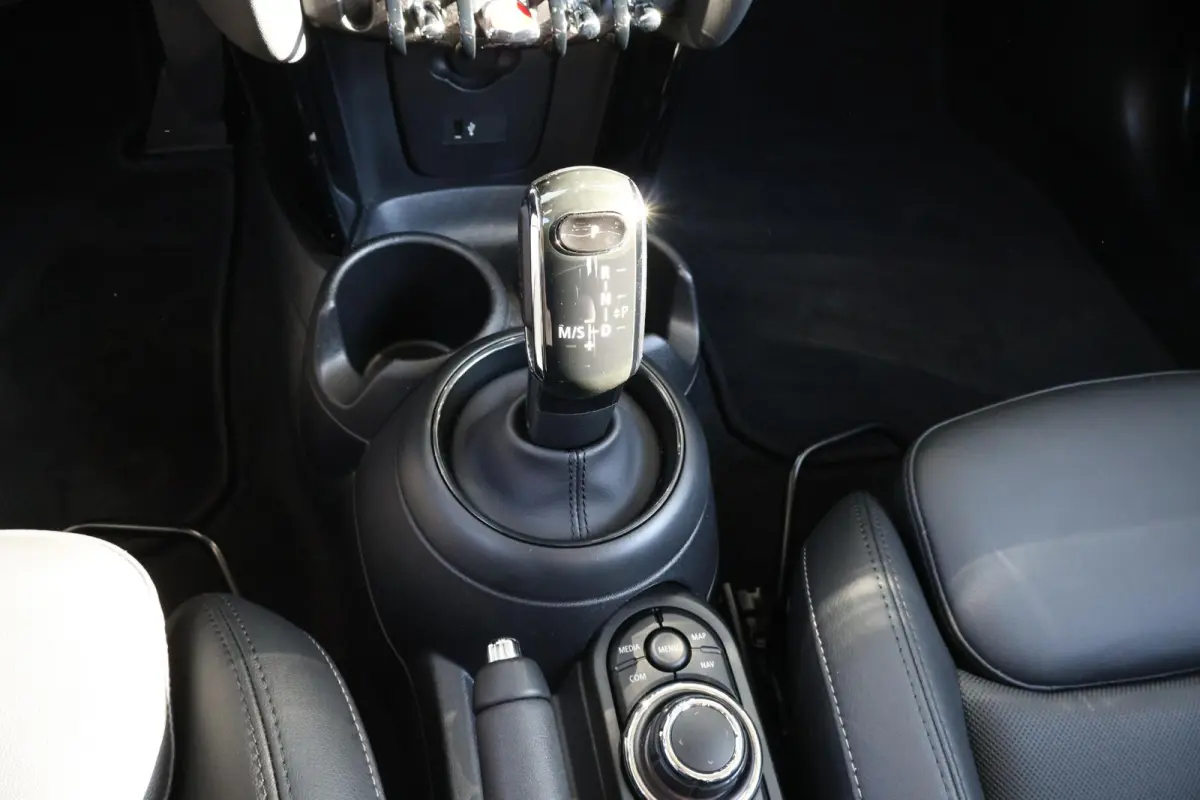 1.5 Cooper Business Edition | 16" Victory Spoke black | Classic Uitvoering | Comfort Plus Pakket | Connected Navigation Pakket | Rooftop Grey NEXT