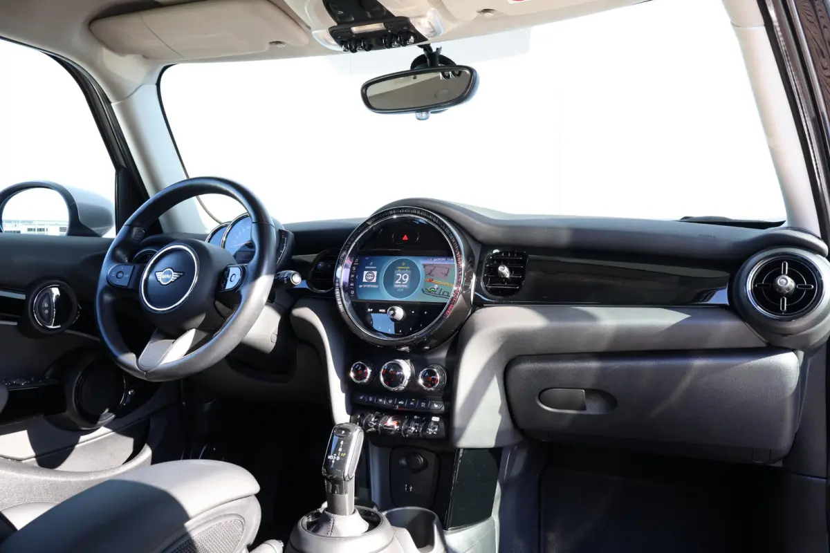 1.5 Cooper Business Edition | 16" Victory Spoke black | Classic Uitvoering | Comfort Plus Pakket | Connected Navigation Pakket | Rooftop Grey NEXT