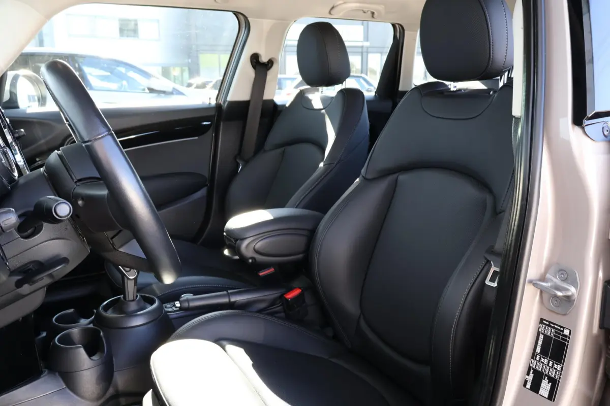 1.5 Cooper Business Edition | 16" Victory Spoke black | Classic Uitvoering | Comfort Plus Pakket | Connected Navigation Pakket | Rooftop Grey NEXT