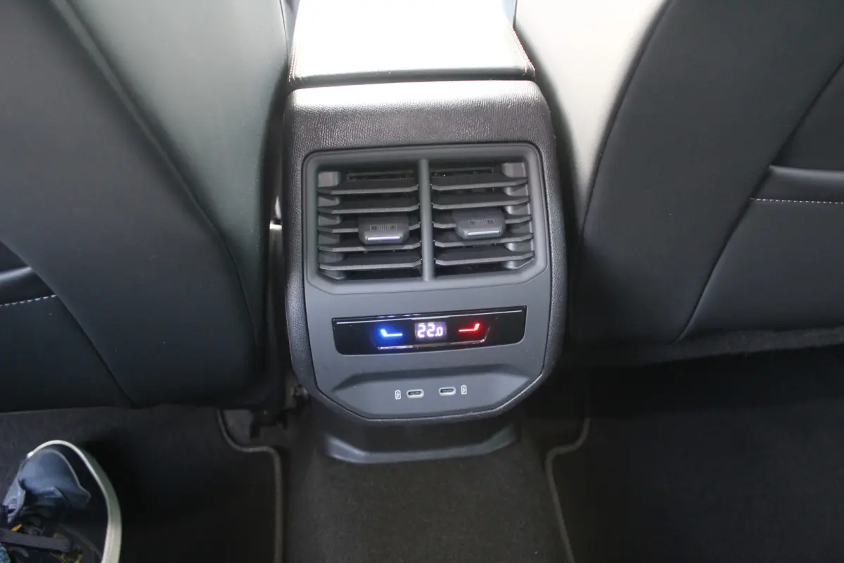 1.4 TSI e-Hybrid Essential Apple Carplay/Android Auto l Voorstoelen verwarmd l Keyless entry / start l stuur verwarmd