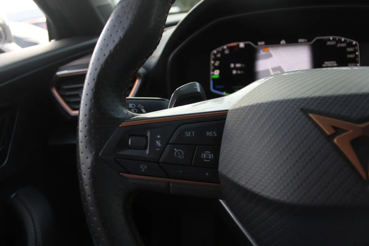 1.4 TSI e-Hybrid Essential Apple Carplay/Android Auto l Voorstoelen verwarmd l Keyless entry / start l stuur verwarmd