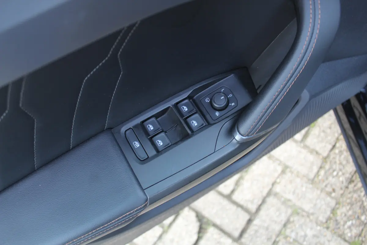 1.4 TSI e-Hybrid Essential Apple Carplay/Android Auto l Voorstoelen verwarmd l Keyless entry / start l stuur verwarmd