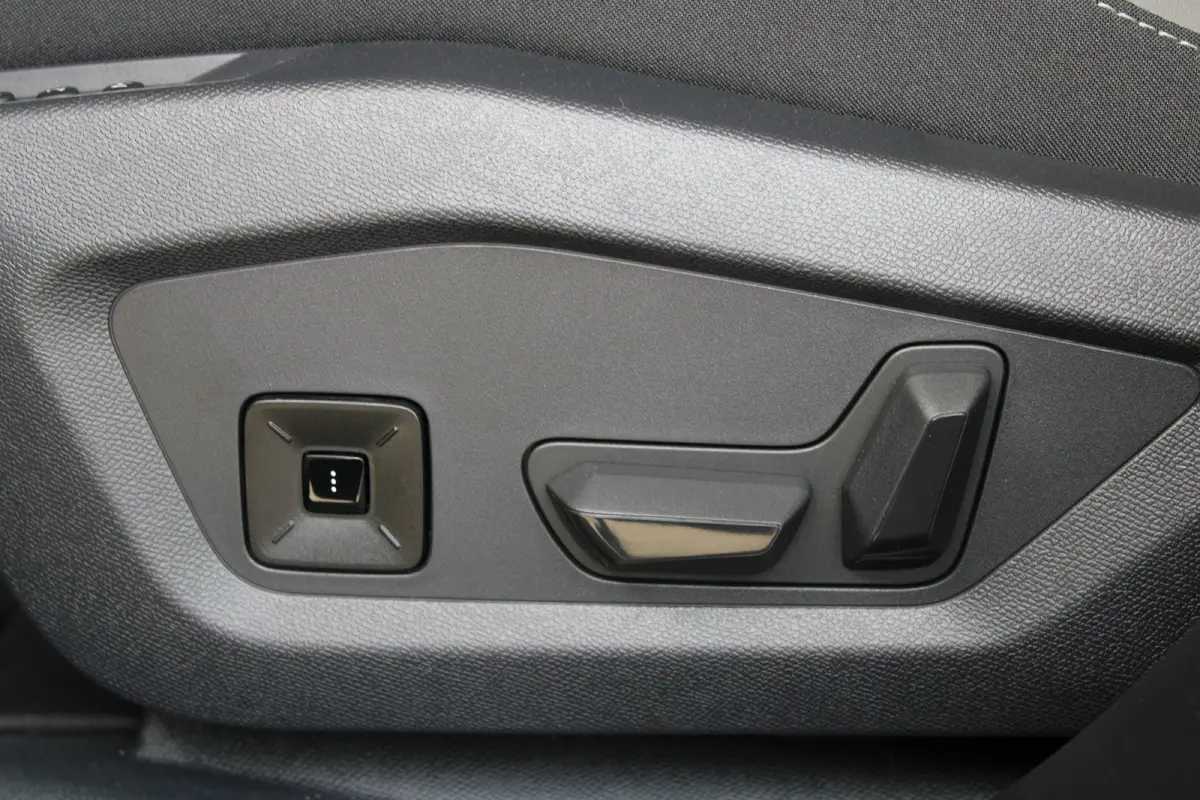 1.2 e-Hybrid First Edition 8 Jaar Garantie | Panoramadak | Elektrisch Verstelbare stoelen | Stoelverwarming en Verkoeling | Stuurwielverwarming | Adaptieve Cruise Control | Drive Assist | Pr