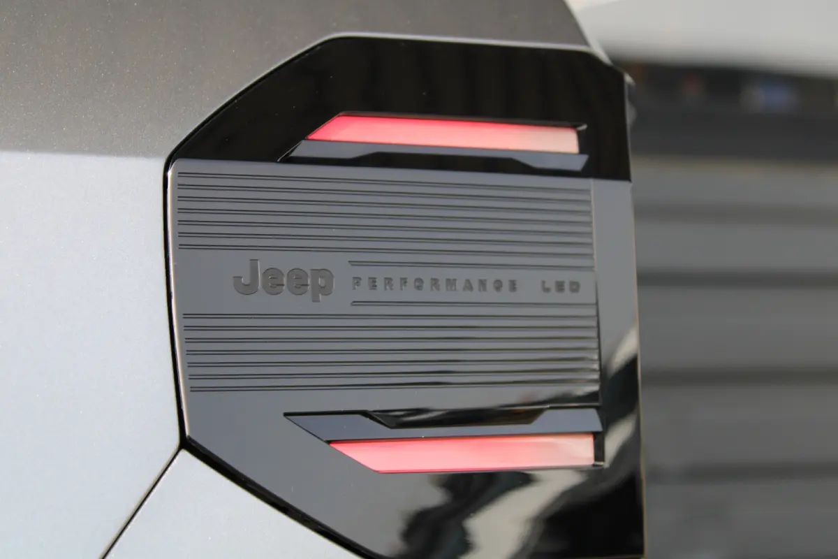 1.2 e-Hybrid First Edition 8 Jaar Garantie | Panoramadak | Elektrisch Verstelbare stoelen | Stoelverwarming en Verkoeling | Stuurwielverwarming | Adaptieve Cruise Control | Drive Assist | Pr