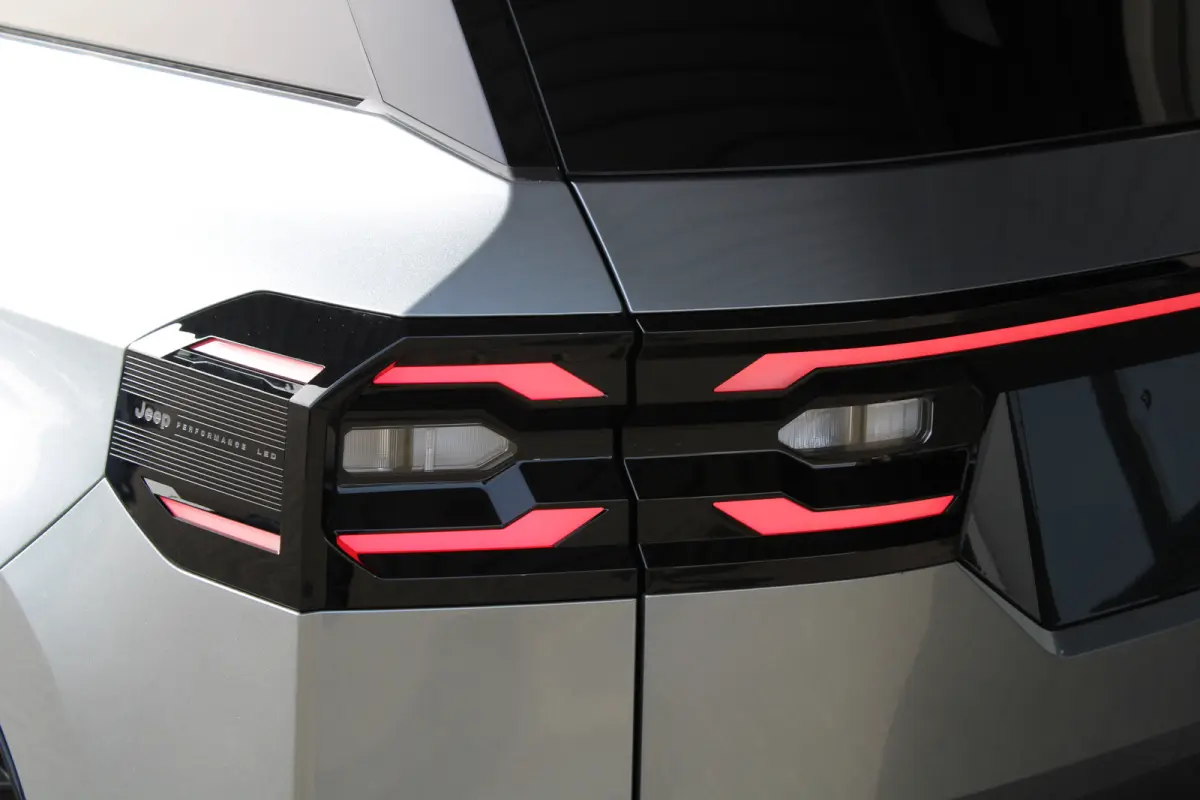 1.2 e-Hybrid First Edition 8 Jaar Garantie | Panoramadak | Elektrisch Verstelbare stoelen | Stoelverwarming en Verkoeling | Stuurwielverwarming | Adaptieve Cruise Control | Drive Assist | Pr