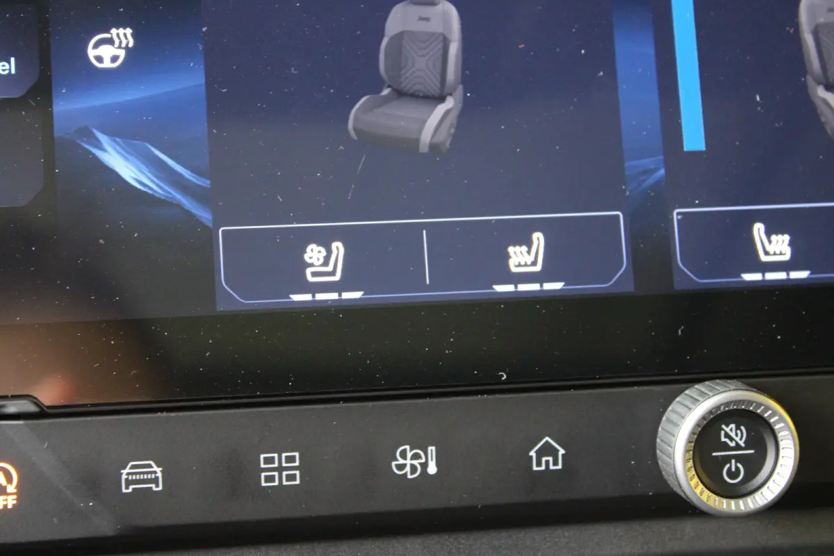 1.2 e-Hybrid First Edition 8 Jaar Garantie | Panoramadak | Elektrisch Verstelbare stoelen | Stoelverwarming en Verkoeling | Stuurwielverwarming | Adaptieve Cruise Control | Drive Assist | Pr