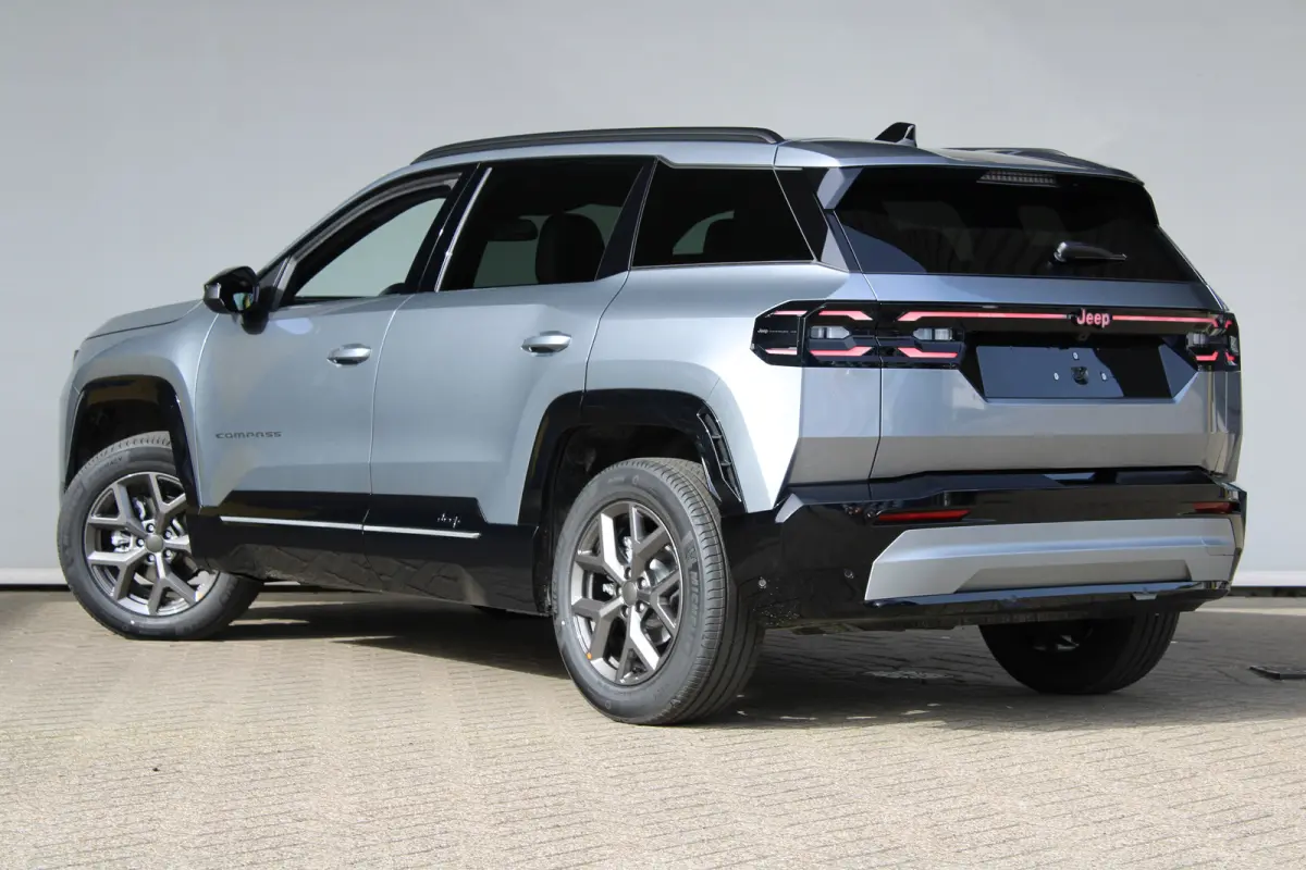 1.2 e-Hybrid First Edition 8 Jaar Garantie | Panoramadak | Elektrisch Verstelbare stoelen | Stoelverwarming en Verkoeling | Stuurwielverwarming | Adaptieve Cruise Control | Drive Assist | Pr