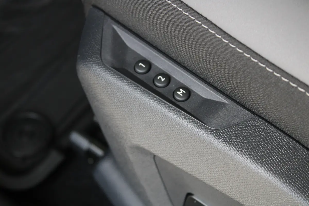 1.2 e-Hybrid First Edition 8 Jaar Garantie | Panoramadak | Elektrisch Verstelbare stoelen | Stoelverwarming en Verkoeling | Stuurwielverwarming | Adaptieve Cruise Control | Drive Assist | Pr