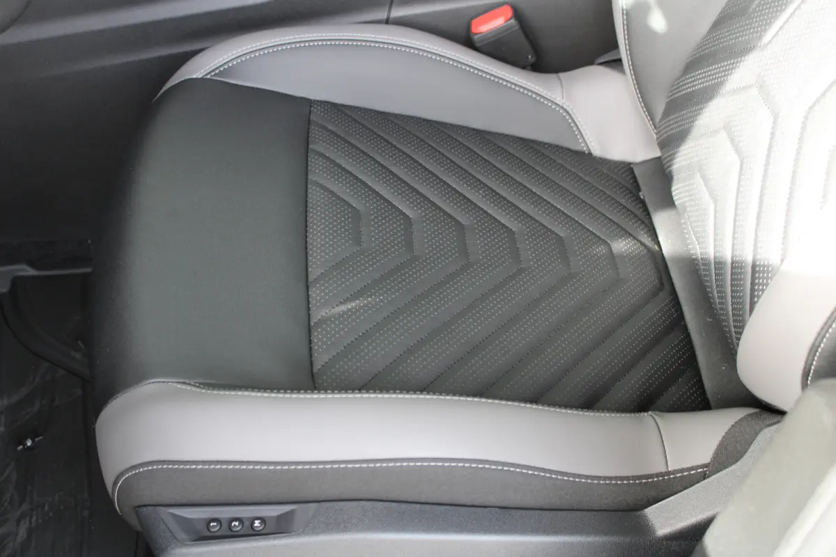 1.2 e-Hybrid First Edition 8 Jaar Garantie | Panoramadak | Elektrisch Verstelbare stoelen | Stoelverwarming en Verkoeling | Stuurwielverwarming | Adaptieve Cruise Control | Drive Assist | Pr