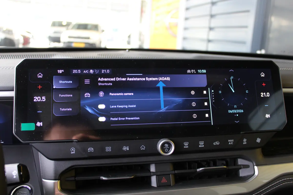 1.2 e-Hybrid First Edition 8 Jaar Garantie | Panoramadak | Elektrisch Verstelbare stoelen | Stoelverwarming en Verkoeling | Stuurwielverwarming | Adaptieve Cruise Control | Drive Assist | Pr