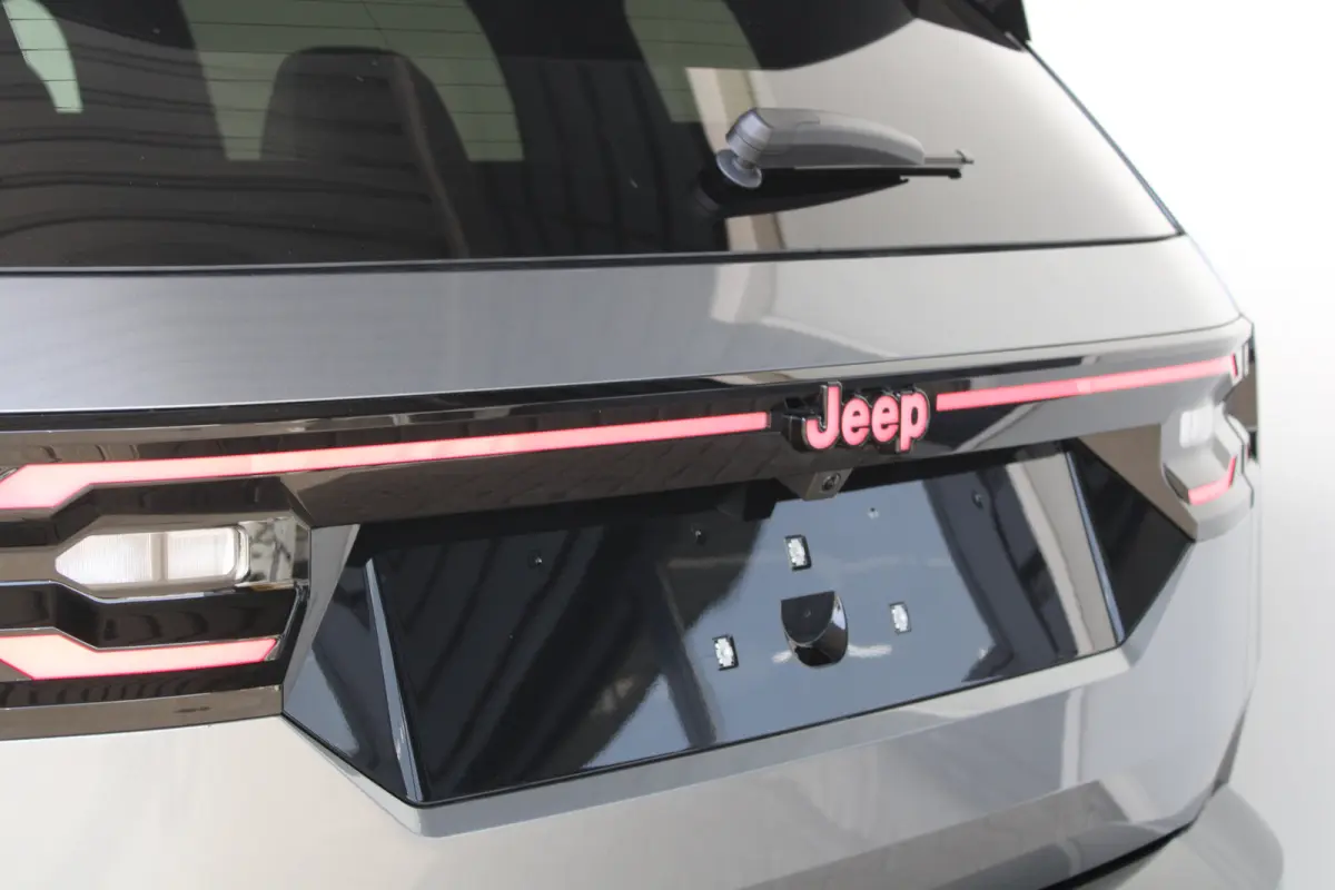 1.2 e-Hybrid First Edition 8 Jaar Garantie | Panoramadak | Elektrisch Verstelbare stoelen | Stoelverwarming en Verkoeling | Stuurwielverwarming | Adaptieve Cruise Control | Drive Assist | Pr