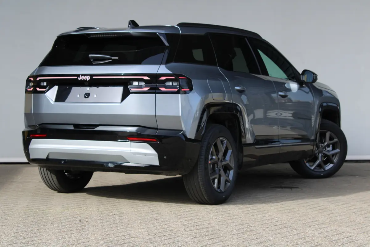 1.2 e-Hybrid First Edition 8 Jaar Garantie | Panoramadak | Elektrisch Verstelbare stoelen | Stoelverwarming en Verkoeling | Stuurwielverwarming | Adaptieve Cruise Control | Drive Assist | Pr