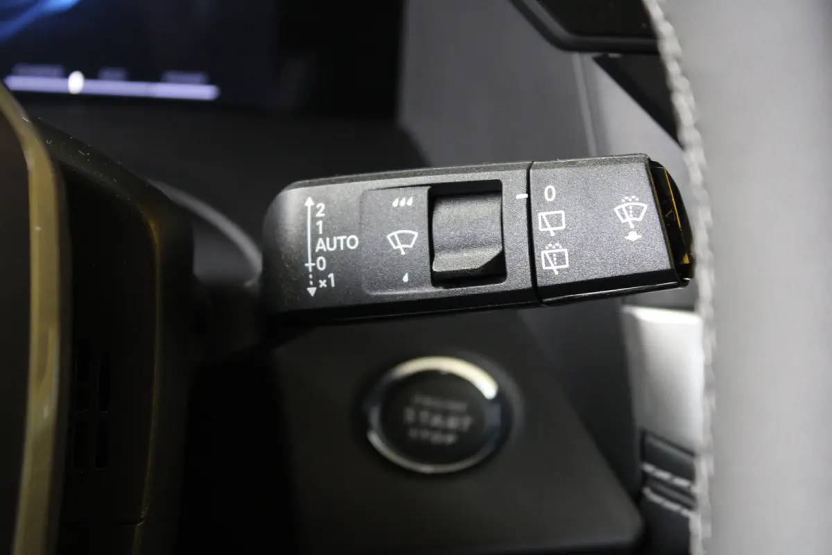 1.2 e-Hybrid First Edition 8 Jaar Garantie | Panoramadak | Elektrisch Verstelbare stoelen | Stoelverwarming en Verkoeling | Stuurwielverwarming | Adaptieve Cruise Control | Drive Assist | Pr